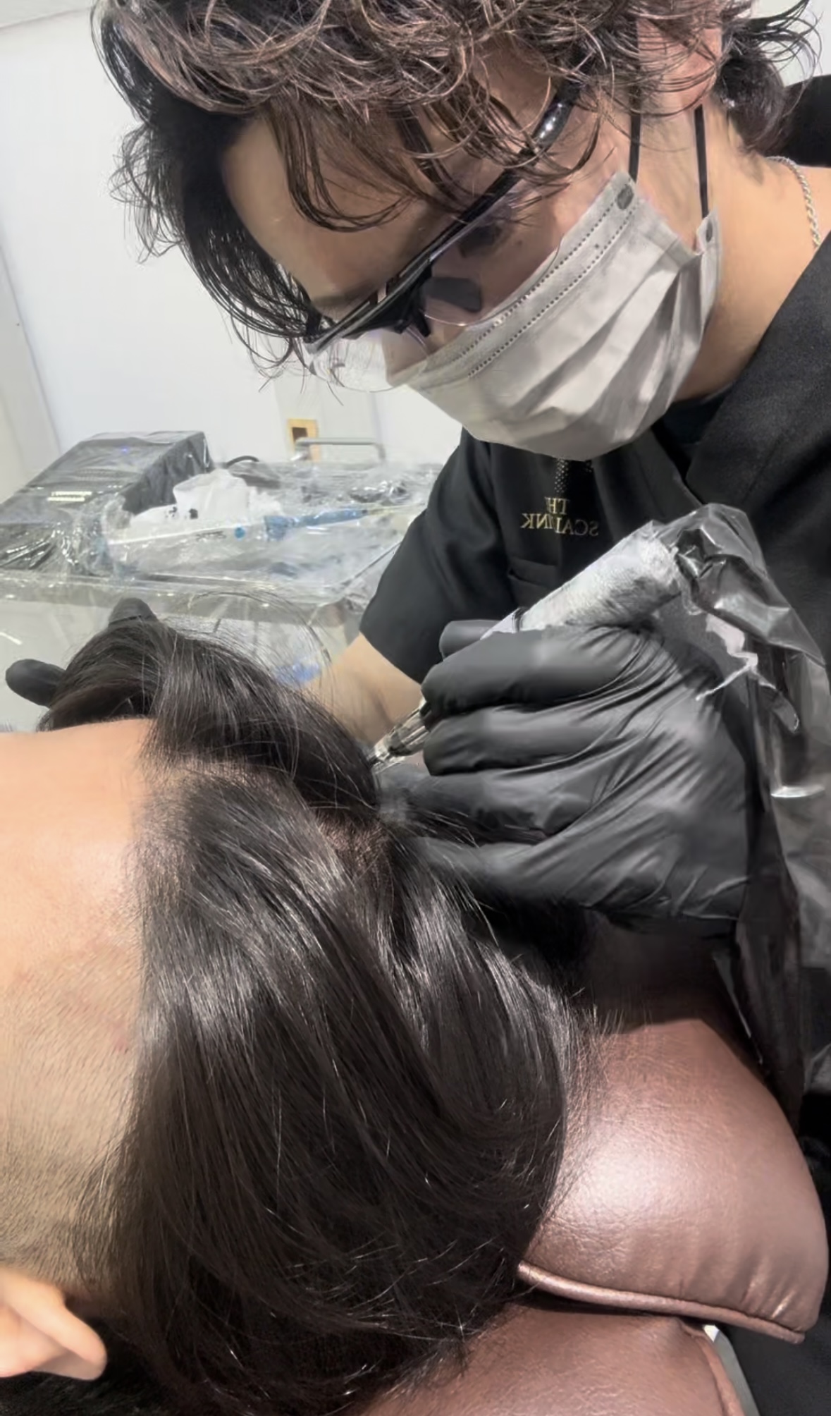 THE SCALP INK 施術シーン